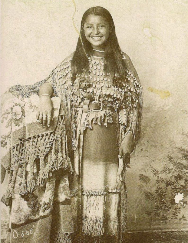  Ritka fotó 1894-ből, melyen egy mosolygós lány látható és vírusszerűen terjed az interneten
