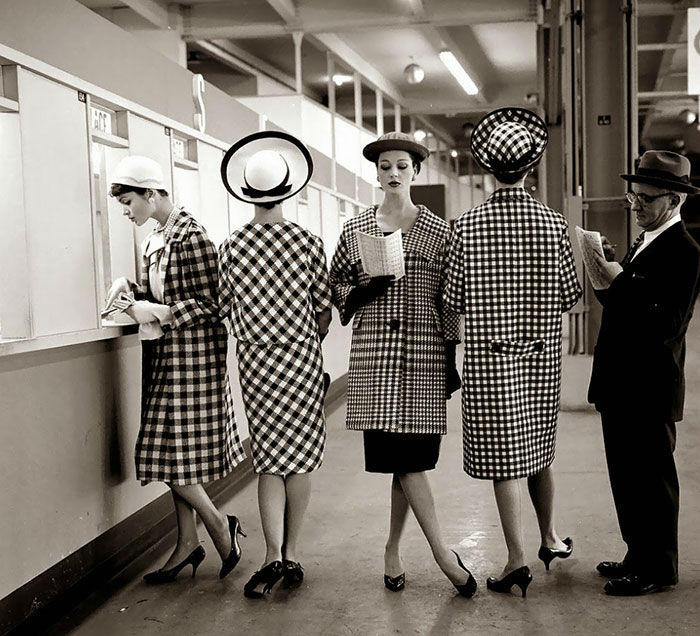 Régi fotók az 1950-es évek nőit és divatját mutatják be