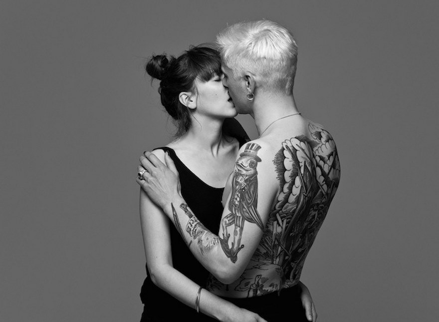  Fotograf lager vakre serier med par som kysser lidenskapelig