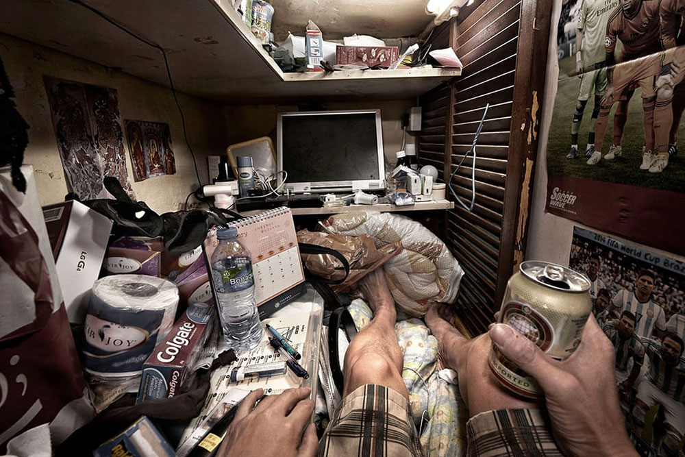  Fotograf dokumenterer livene til beboere i mikroleiligheter i Hong Kong