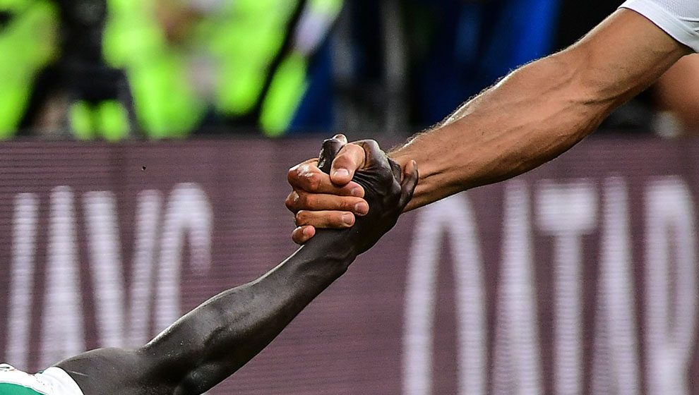  Fotot under fotbolls-VM har blivit en symbol för enighet mellan folken. Ett foto eller tusen ord?